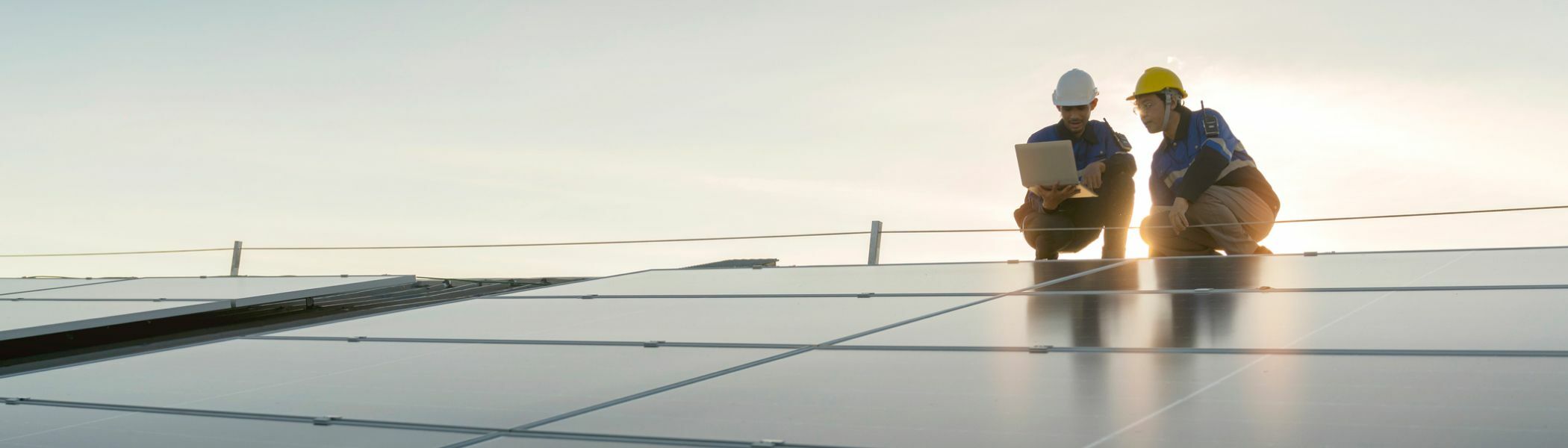 Zwei Ingenieure nach der erfolgreichen Installation von einem Solardach