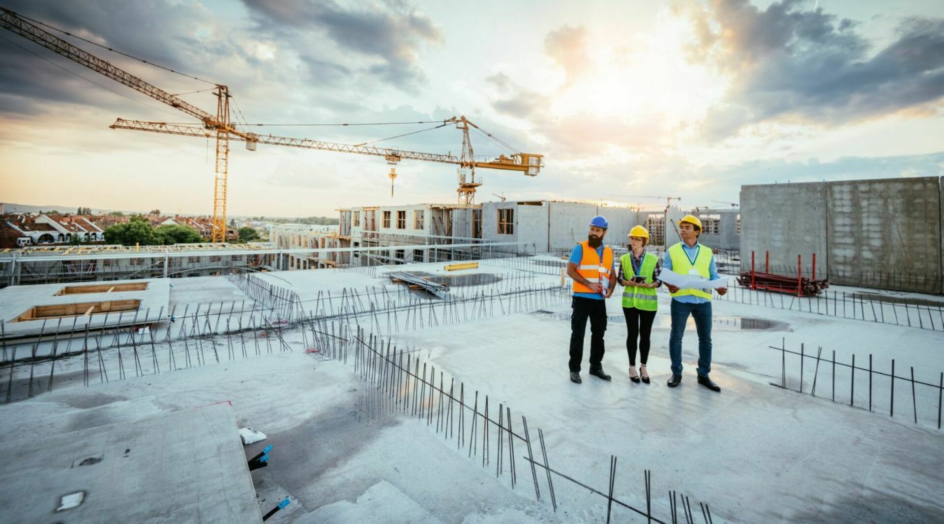 Ingenieurteam berät sich auf einer Baustelle