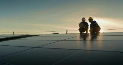 Ingenieure bei der Installation eines Solardaches