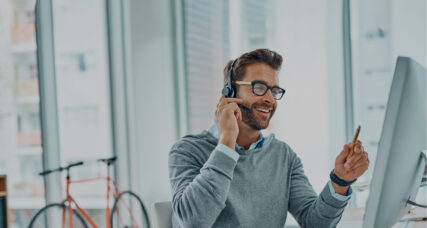 Facility Manager telefoniert