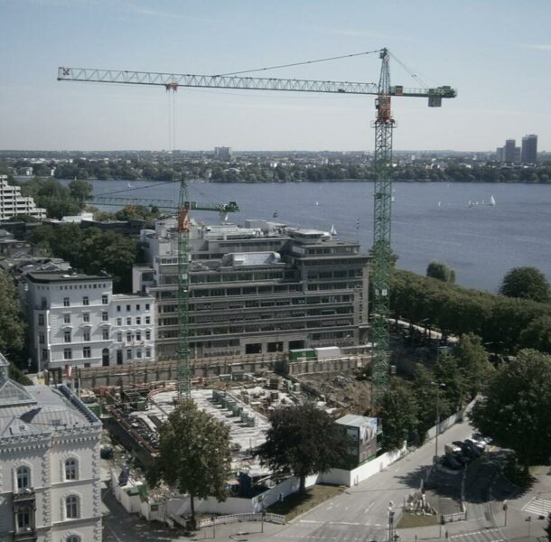 Totale Ansicht der Bauarbeiten am Alsterufer