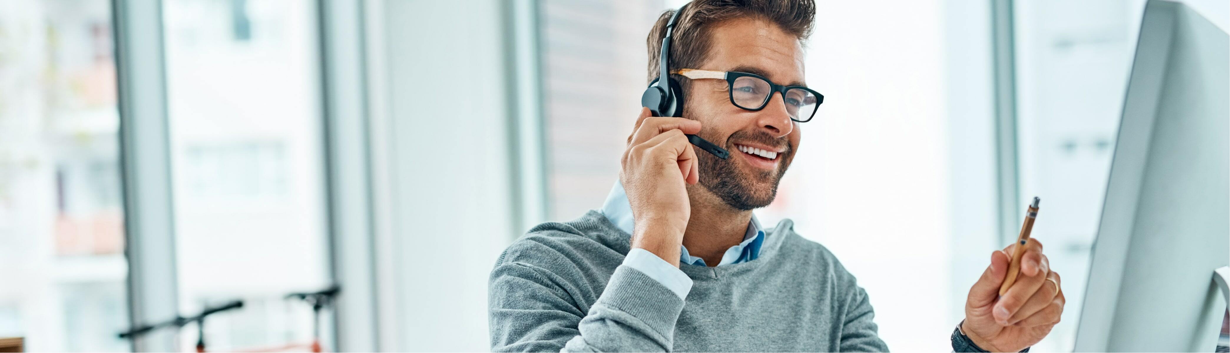 Facility Manager telefoniert